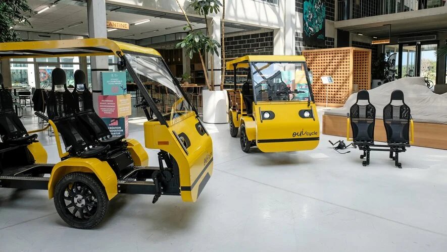Deux OuiCycle exposés sur un stand de salon