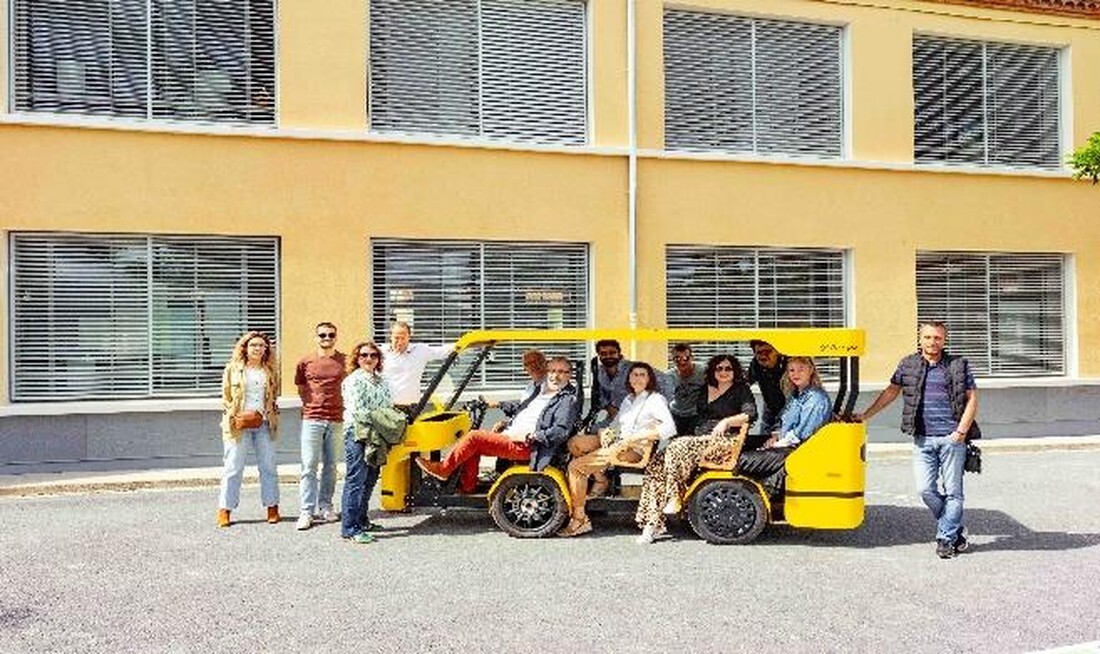 Le OuiCycle et ses passagers dans la cour d'une école