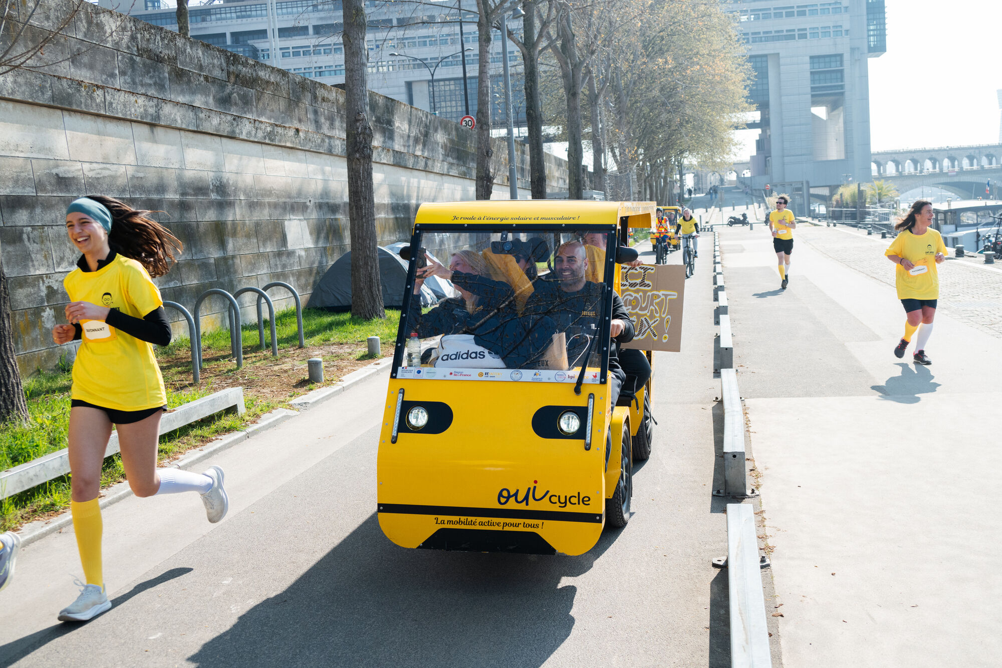 Le OuiCycle accompagnant une course sur les quais de Seine