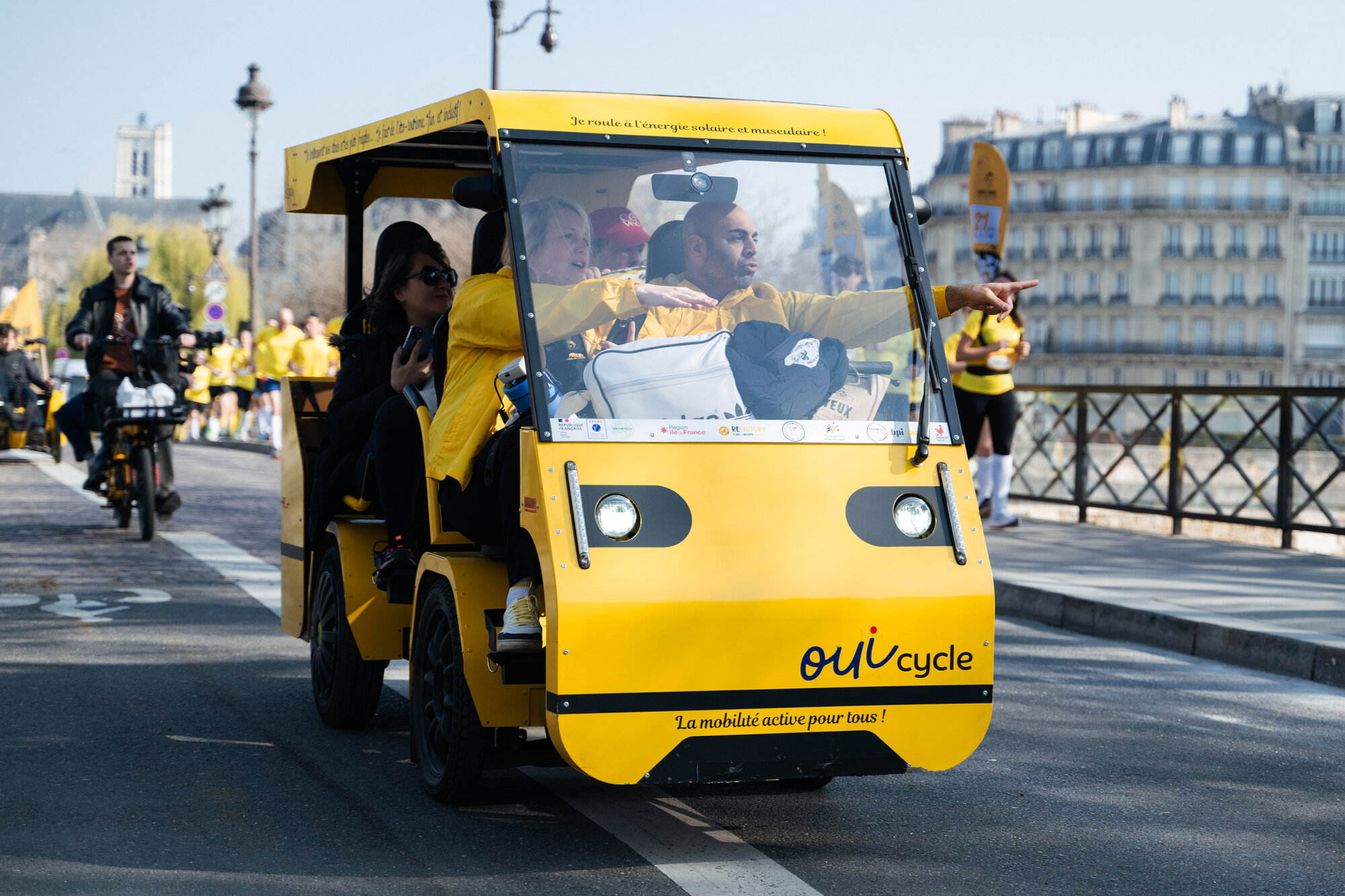Le OuiCycle circulant sur une voie cyclable à Paris