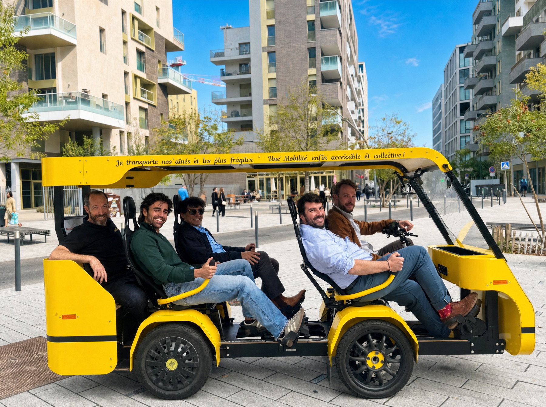 Cinq collaborateurs souriants à bord d’un OuiCycle jaune, sur une place de ville