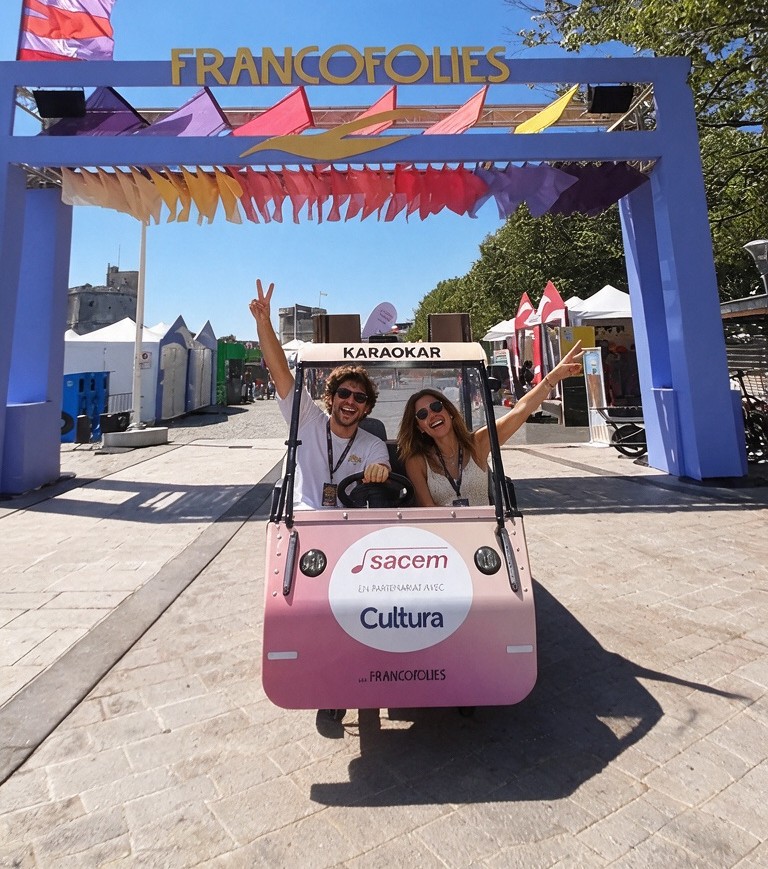 Le OuiCycle personnalisé aux couleurs d’un festival, avec des passager·es à bord