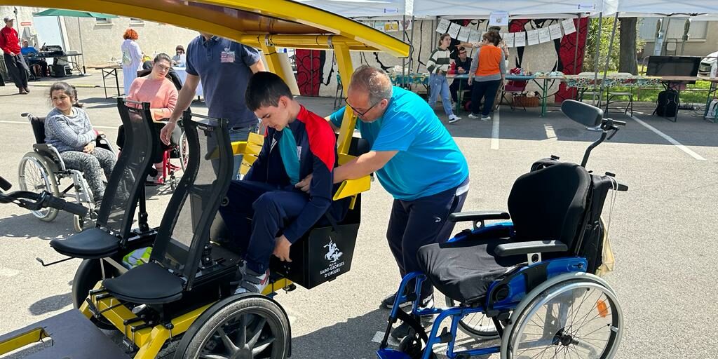 OuiCycle, le véhicule intermédiaire adapté aux personnes en situation de handicap Handicap - Le transfert du fauteuil roulant au OuiCycle se fait facilement