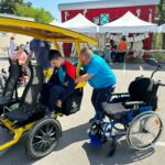 Handicap - Le transfert du fauteuil roulant au OuiCycle se fait facilement