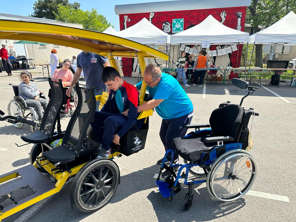 Handicap - Le transfert du fauteuil roulant au OuiCycle se fait facilement